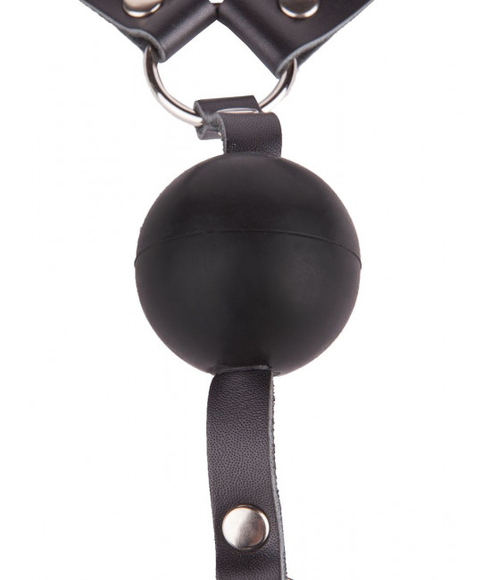 Чёрный кляп-шар на кожаных ремешках с пряжкой